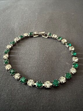 Vintage link bracelet with prong set emerald and diamond - like rhinestones